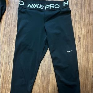 Women's Nike pros (leggings)